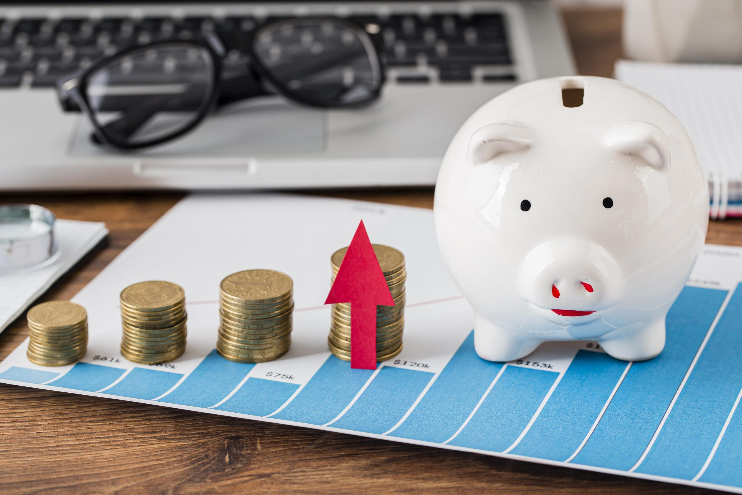 piggy-bank-growth-chart-with-coins-laptop